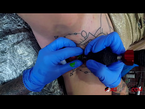 ❤️ Sully Savage, une chaudasse extrêmement tatouée, s'est fait tatouer le clitoris. ☑ Vidéo de baise at fr.oblogcki.ru ❤